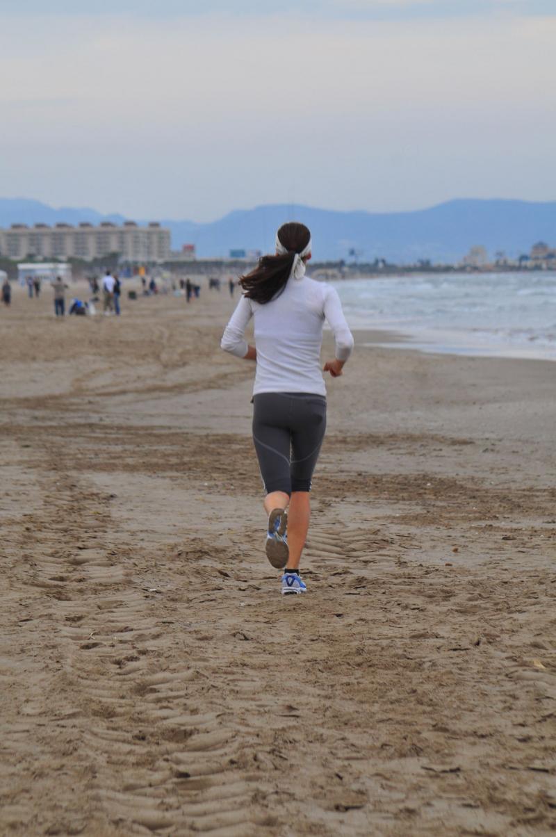Joggerin am Strand von Valencia